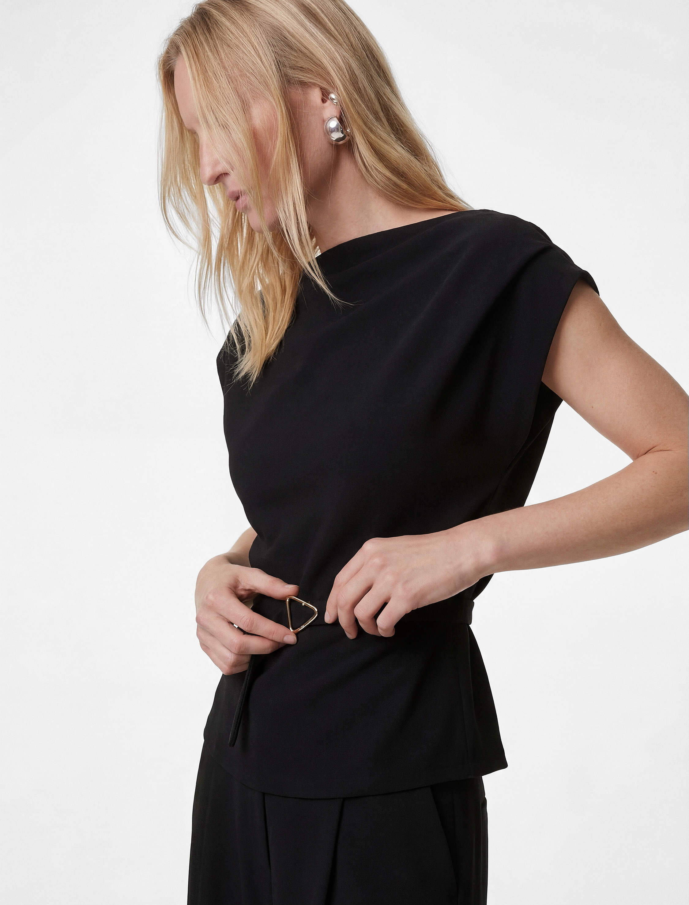   Scuba Kumaş Slim Fit Kemerli Omzu Açık Kayık Yaka Kolsuz Bluz