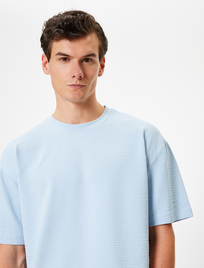  Dokulu Pamuklu Kısa Kollu Bisiklet Yaka Oversize Tişört