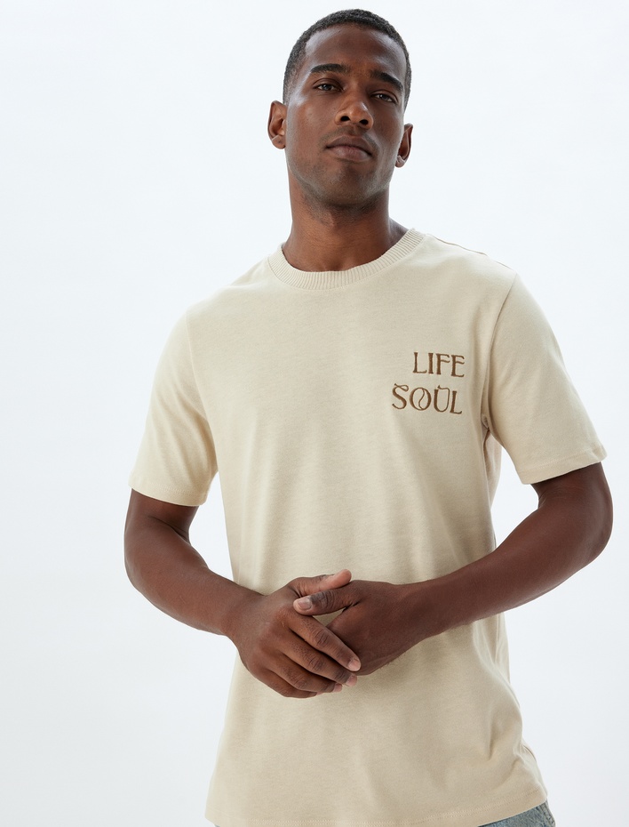  Bisiklet Yaka Pamuklu Regular Fit Slogan İşlemeli Kısa Kollu Tişört