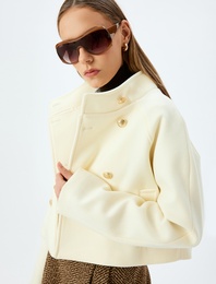 Düğmeli Dik Yaka Cep Detaylı Kısa Mevsimlik Ceket