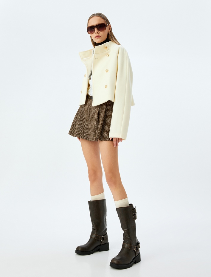  Düğmeli Dik Yaka Cep Detaylı Kısa Mevsimlik Ceket