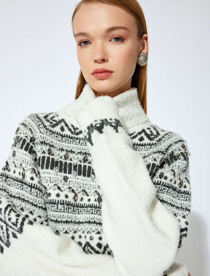  Koton X Şahika Ercümen - Uzun Kollu Etnik Desenli Balıkçı Yaka Taşlı Peluş Kazak