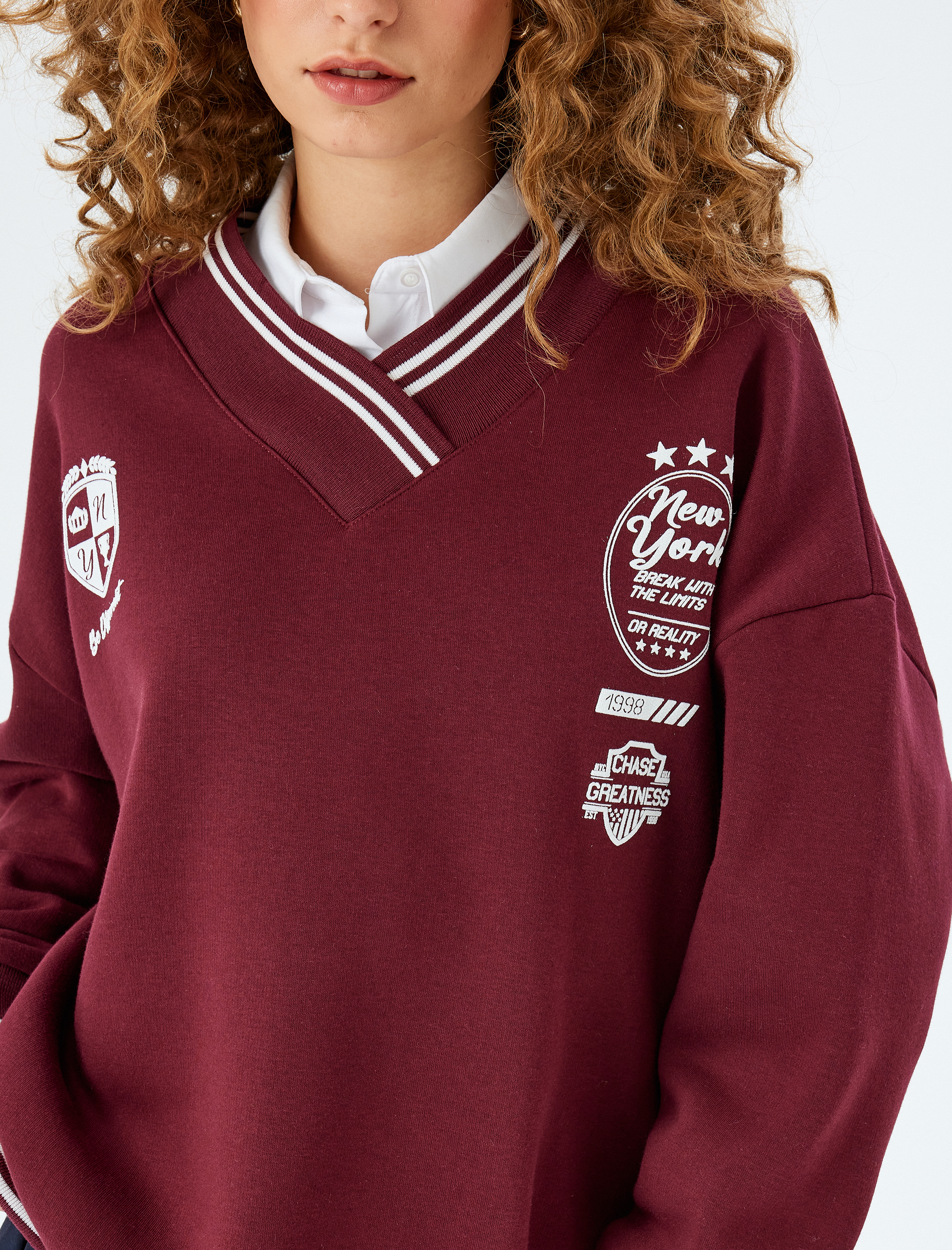   V Yaka Kolej Baskılı Şardonlu Oversize Sweatshirt