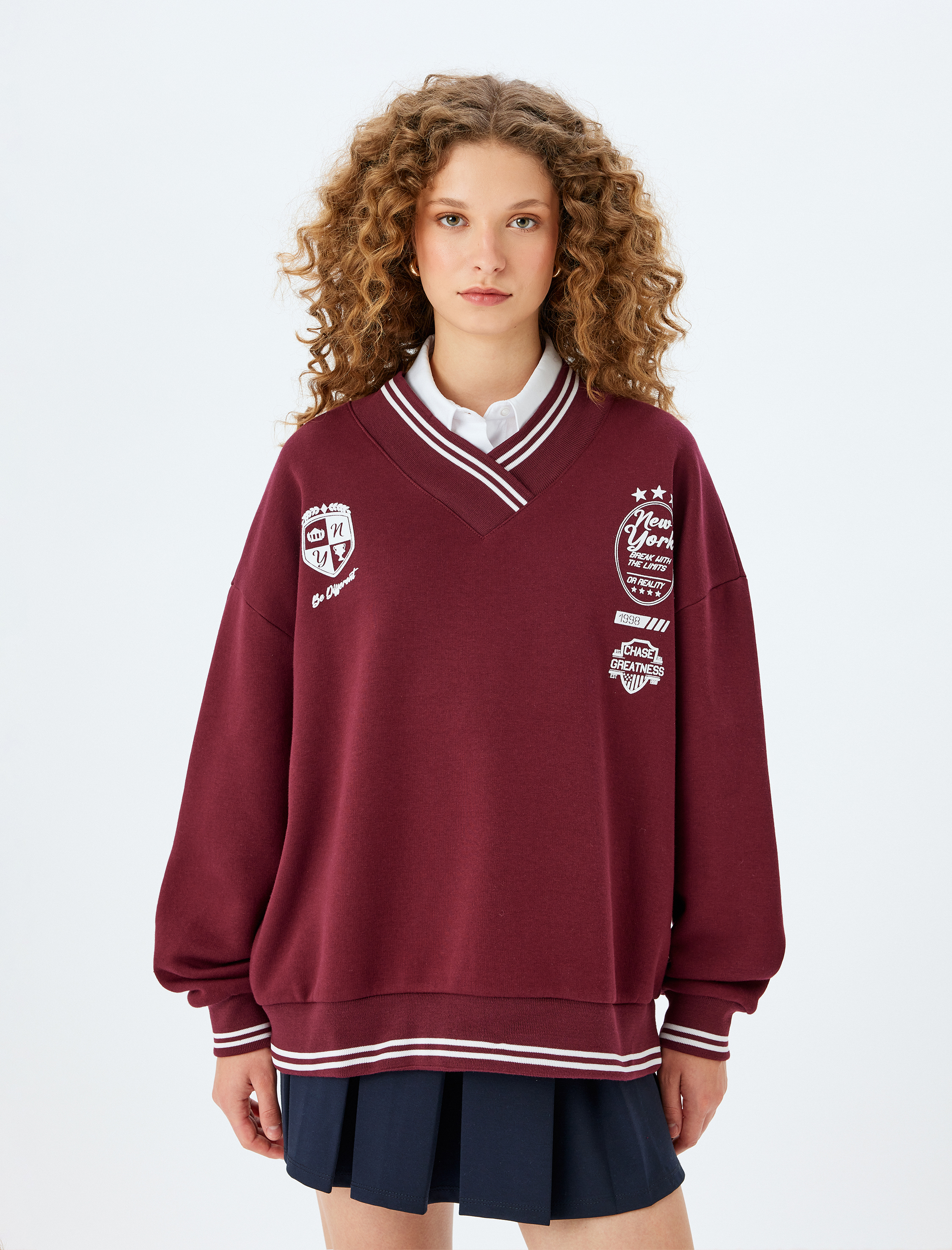   V Yaka Kolej Baskılı Şardonlu Oversize Sweatshirt