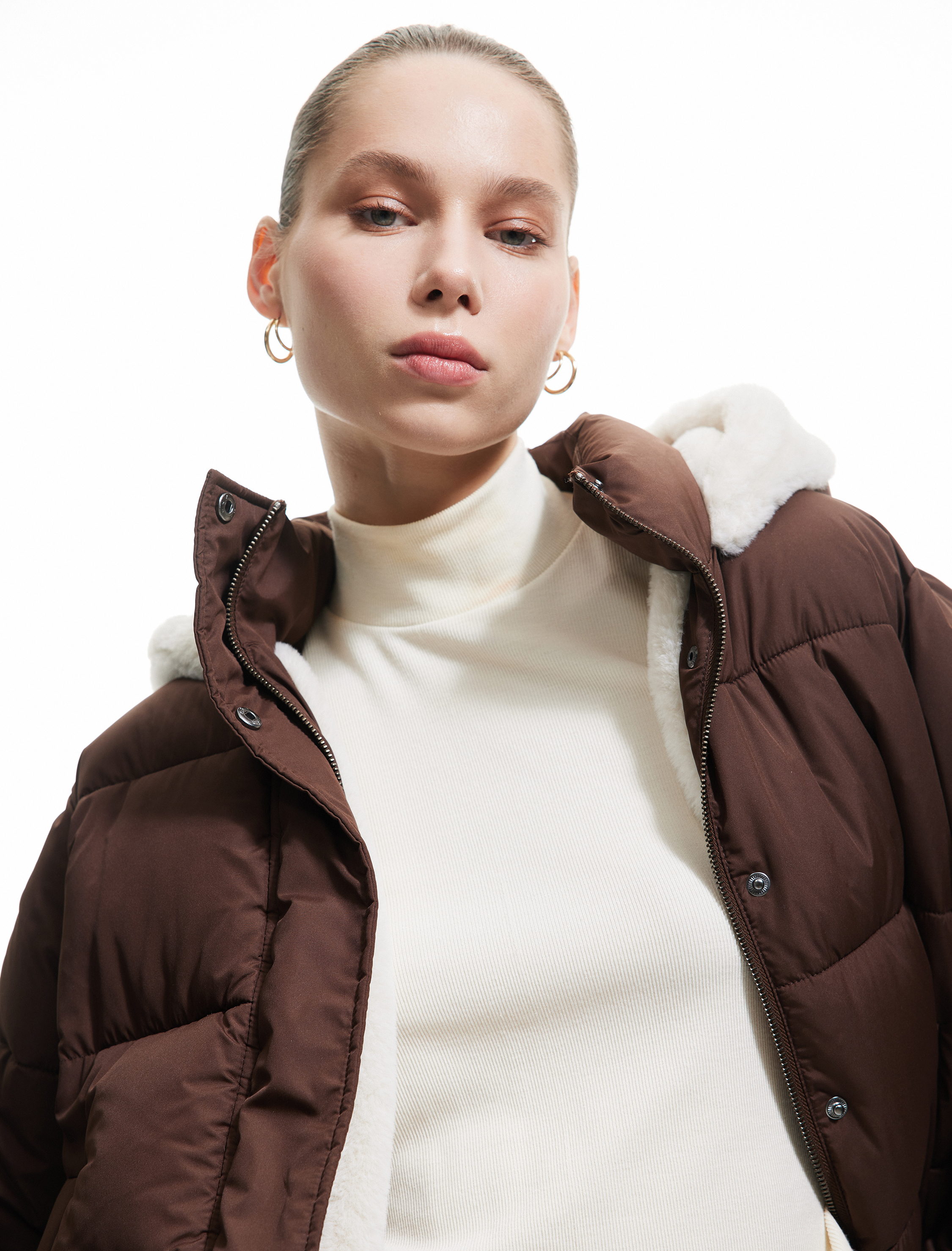   Kapüşonlu Fermuarlı İçi Peluş Çıtçıt Düğmeli Cepli Şişme Mont