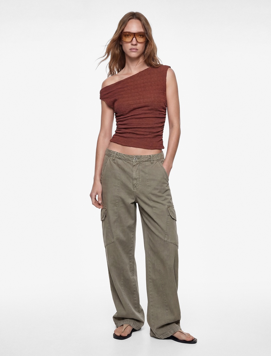 Koton Kadın Asimetrik Yaka Kolsuz Slim Fit Drapeli Bluz
