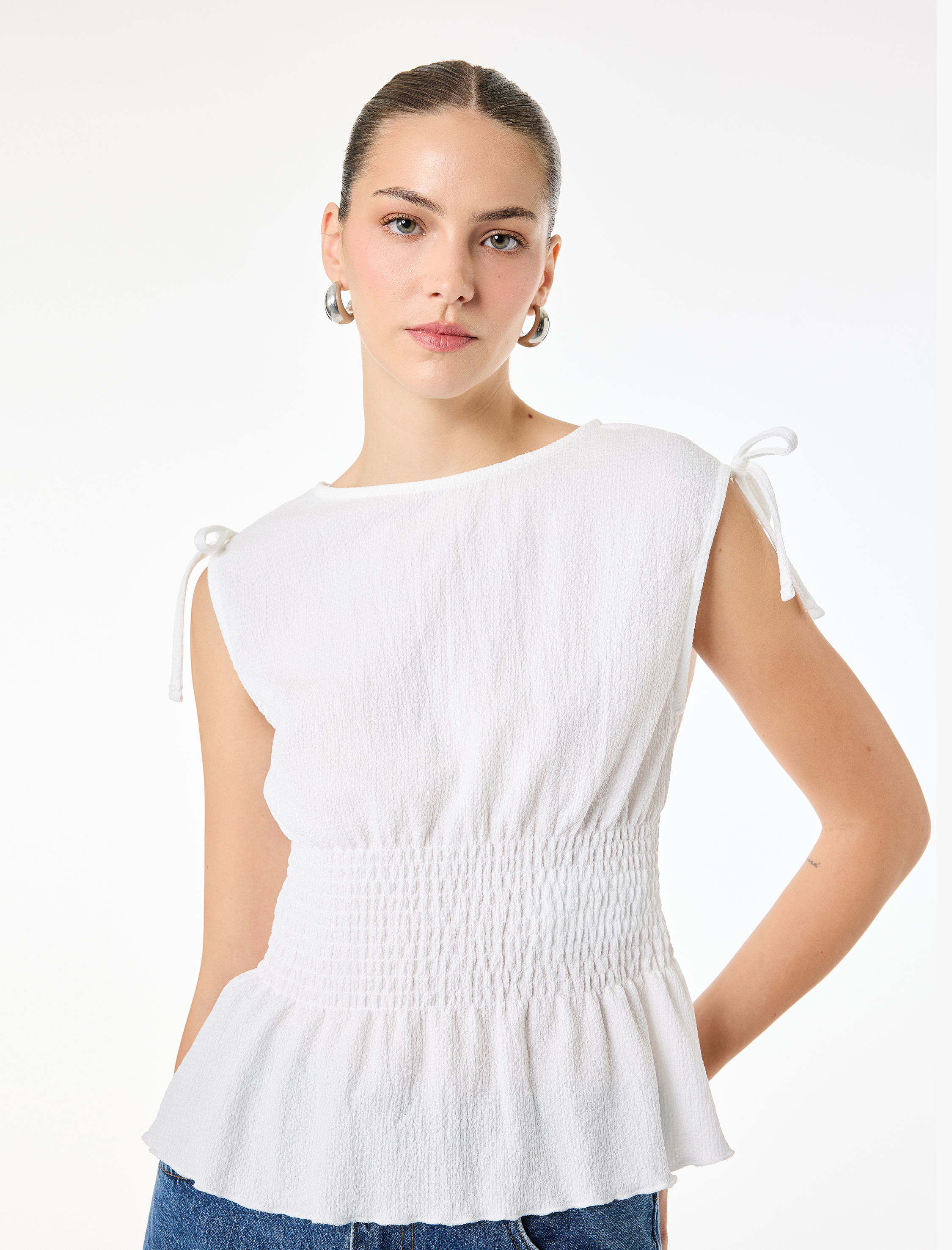   Bürümcük Kumaş Gipeli Kayık Yaka Fiyonk Detaylı Kolsuz Bluz