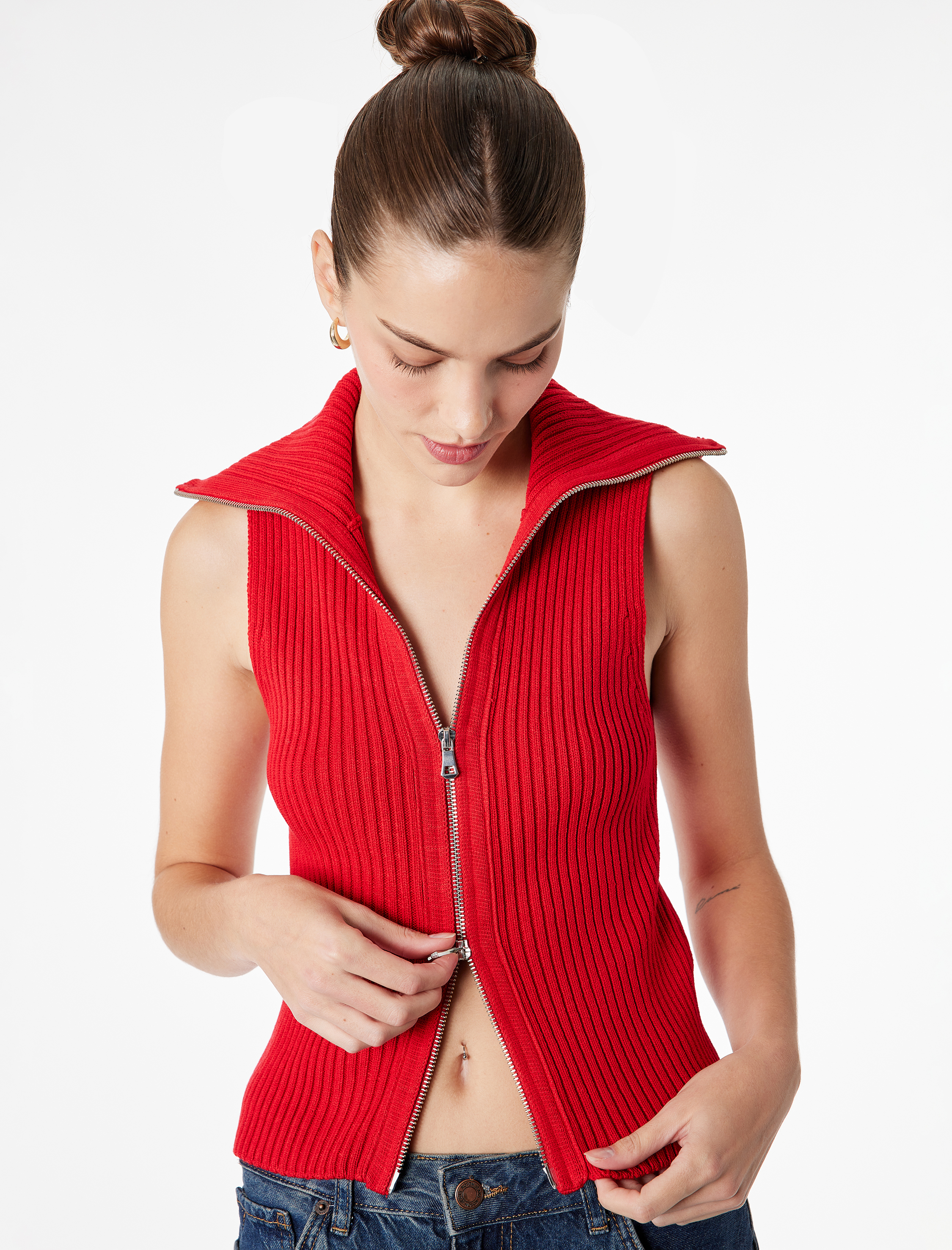   Devrik Yaka Kolsuz Alt ve Üst Fermuar Kapama Detaylı Triko Yelek