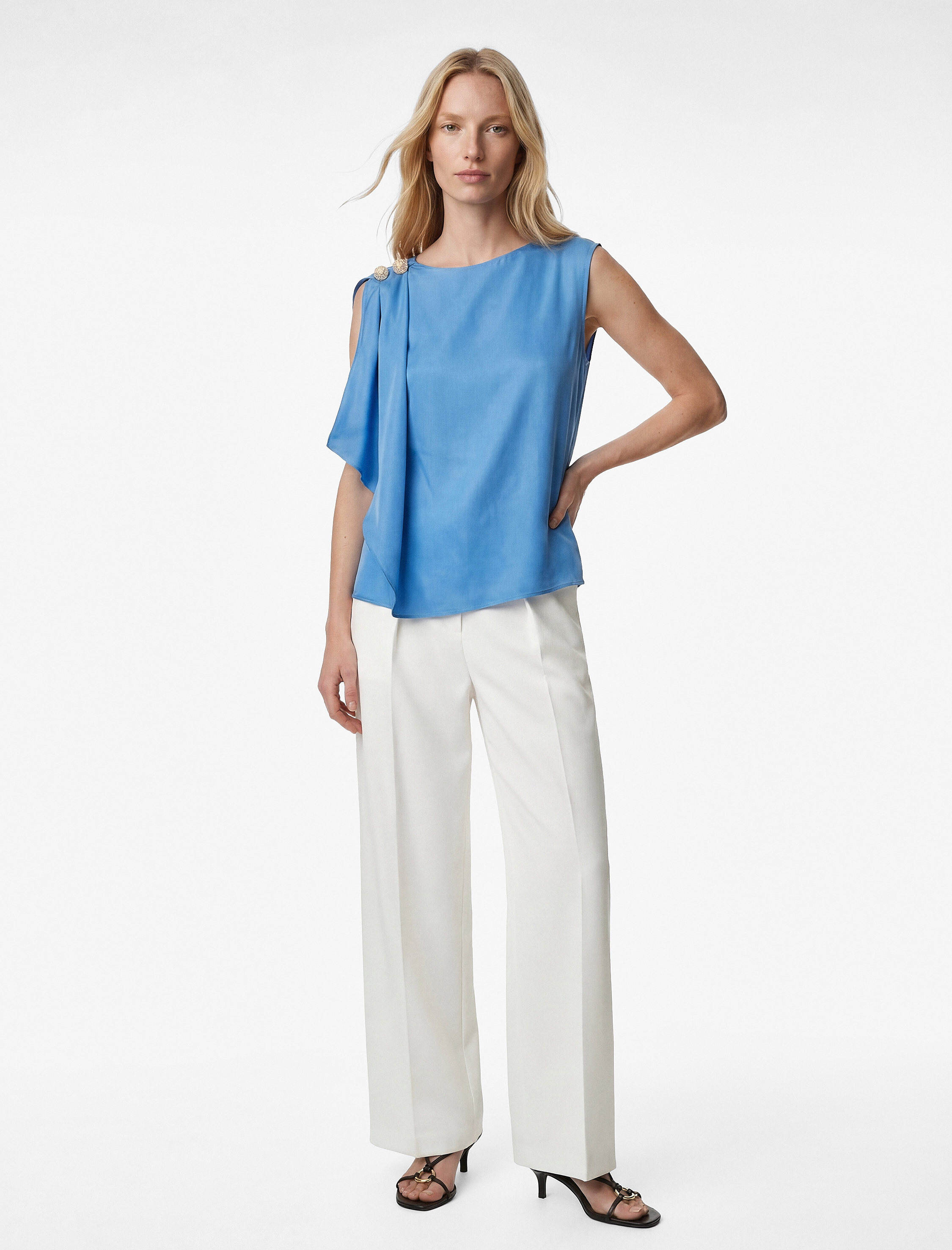   Rahat Kalıp Metal Aksesuarlı Dökümlü Kayık Yaka Kolsuz Viskon Bluz