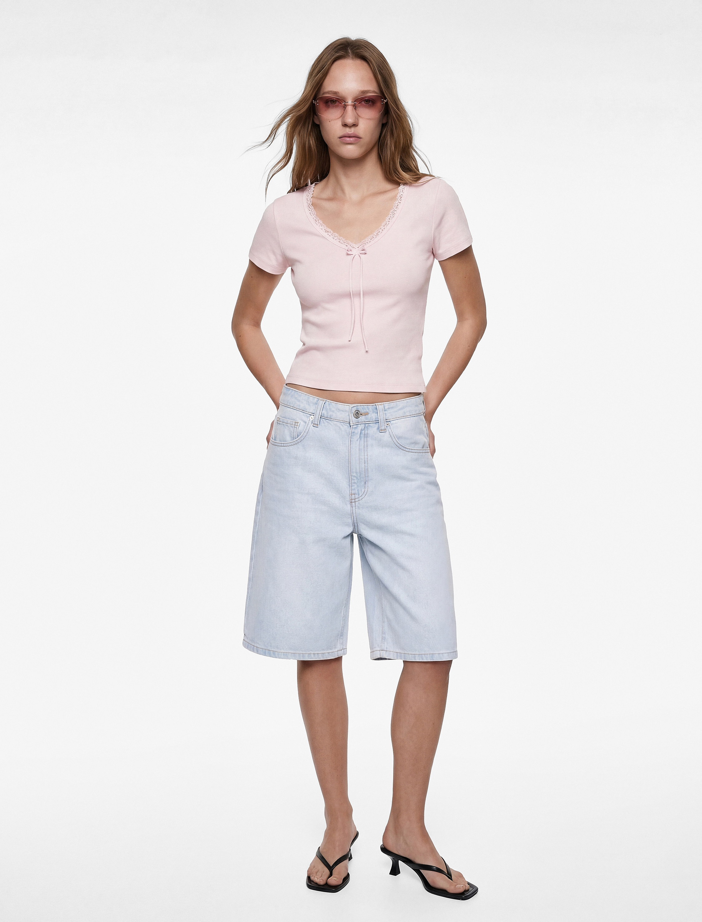   Slim Fit Kısa Kollu Dantel Detaylı Fiyonklu V Yaka Tişört