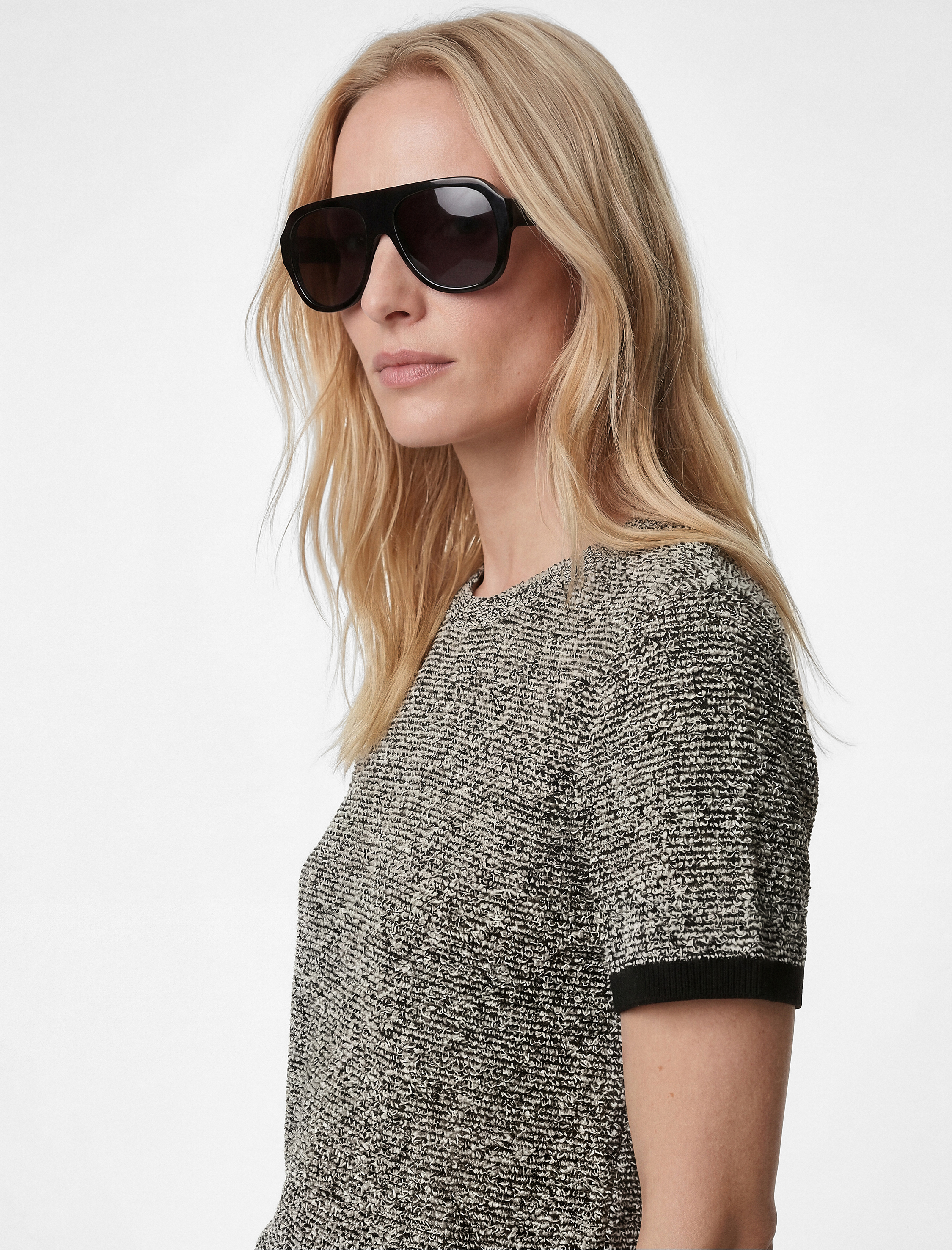   Metalik İplik Detaylı Parıltılı Kısa Kollu Bisiklet Yaka Dokulu Tişört