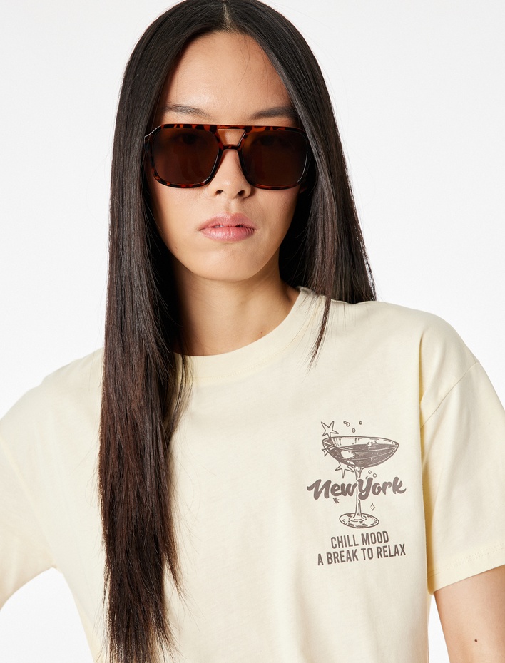  Rahat Kalıp Kısa Kollu Bisiklet Yaka Pamuklu Arkası Baskılı Tişört