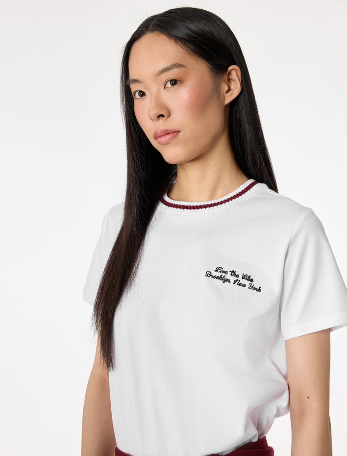  Biyeli Pamuklu Nakış Detaylı Kısa Kollu Bisiklet Yaka Tişört