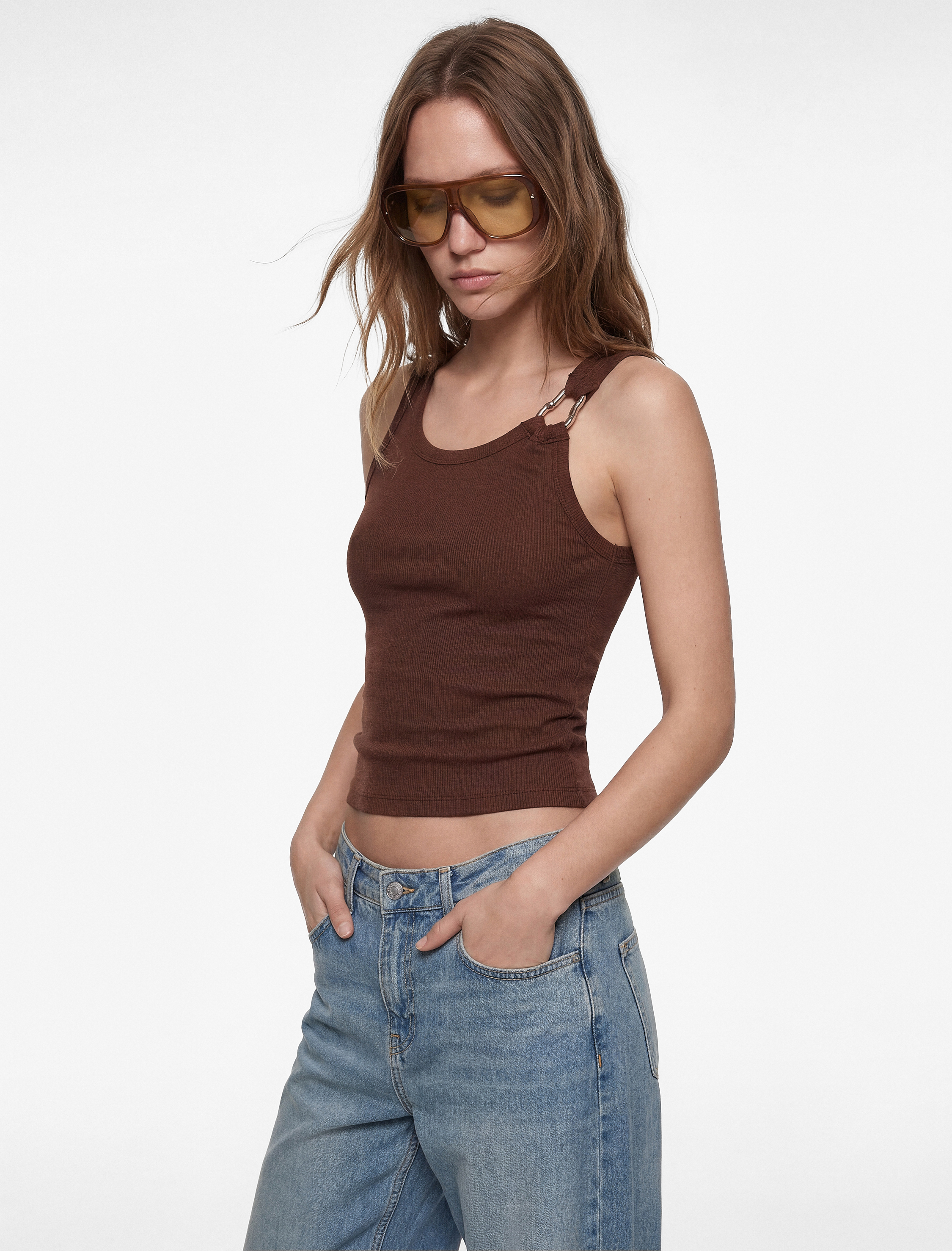   Metal Aksesuarlı Asimetrik Yaka Kolsuz Bluz