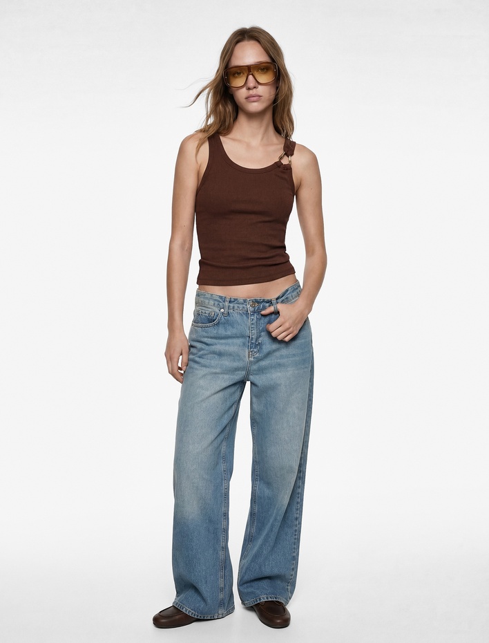  Metal Aksesuarlı Asimetrik Yaka Kolsuz Bluz