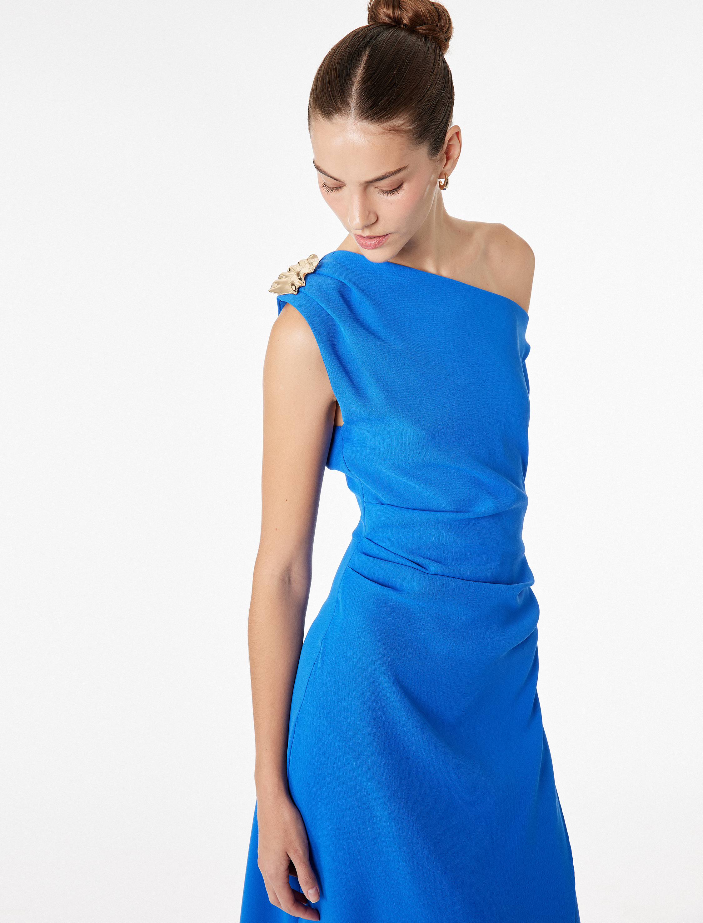 Krep Kumaş Aksesuar Detaylı Kruvaze Drapeli Kolsuz Tek Omuz Midi Elbise - Görsel 2