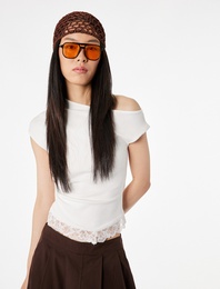 Dantel Detaylı Kısa Kollu Asimetrik Yaka Drapeli Omzu Açık Tişört