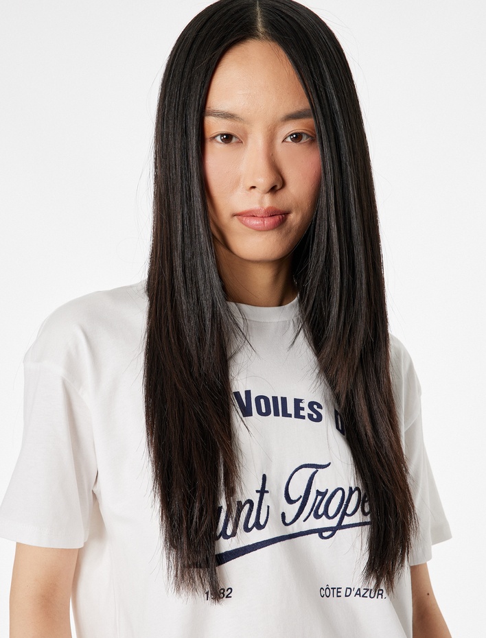  Rahat Kalıp Kısa Kollu Nakışlı Pamuklu Bisiklet Yaka Tişört