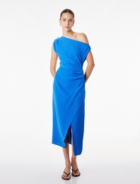 Krep Kumaş Aksesuar Detaylı Kruvaze Drapeli Kolsuz Tek Omuz Midi Elbise