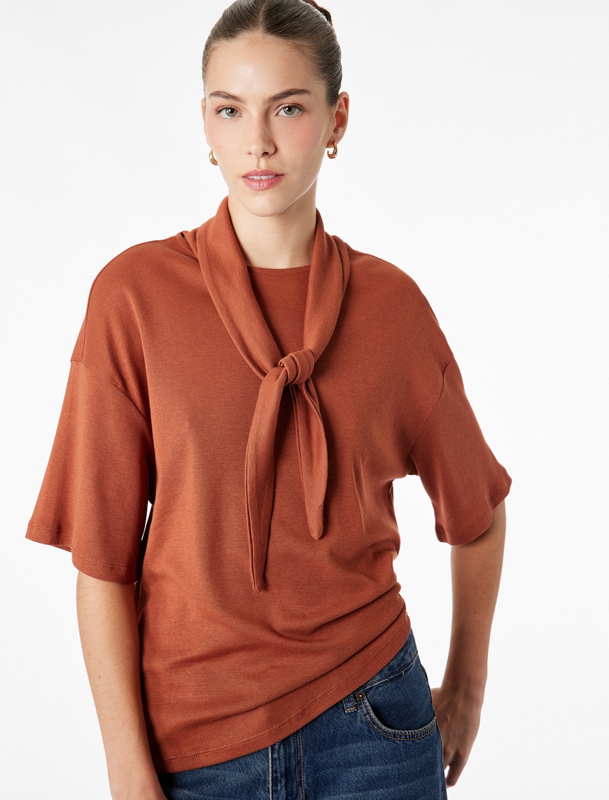 Koton Kadın Modal Kumaş Kısa Kollu Fular Yaka Detaylı T-Shirt