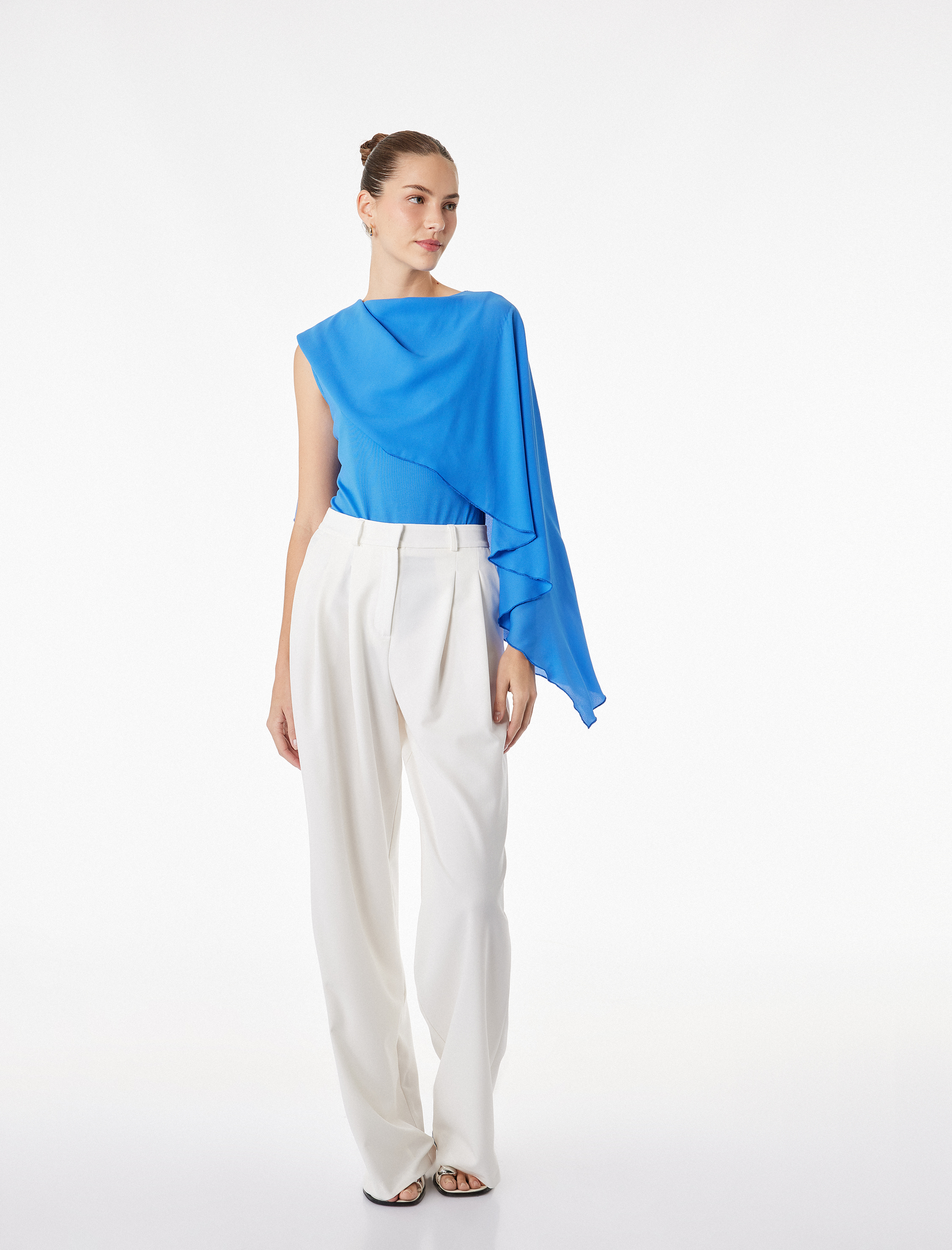   Slim Fit Yuvarlak Yaka Tül Detaylı Asimetrik Kesim Pelerin Bodysuit