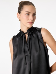 Bağlama Detaylı Fırfırlı Dik Yaka Kolsuz Saten Bluz