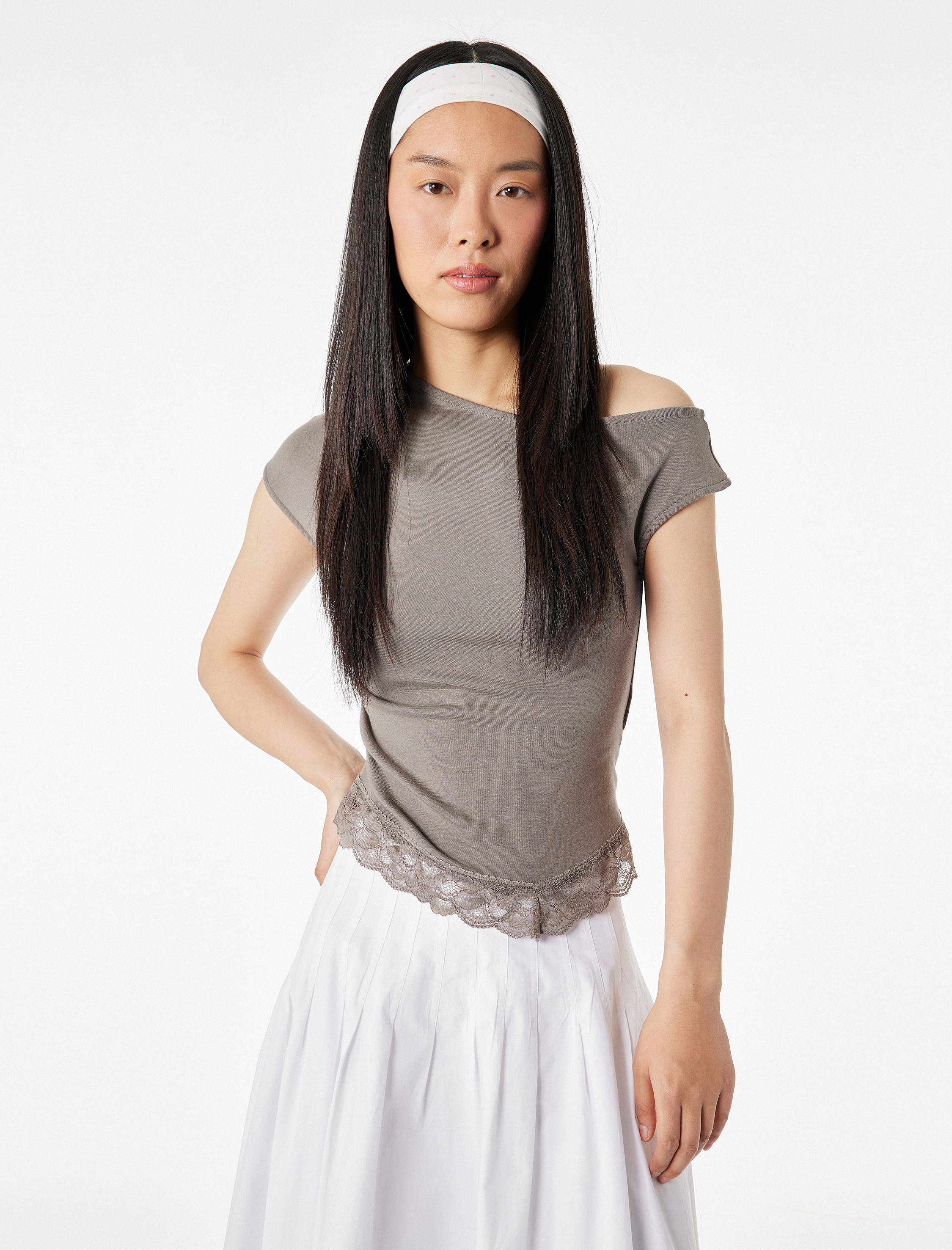   Dantel Detaylı Kısa Kollu Asimetrik Yaka Drapeli Omzu Açık Tişört