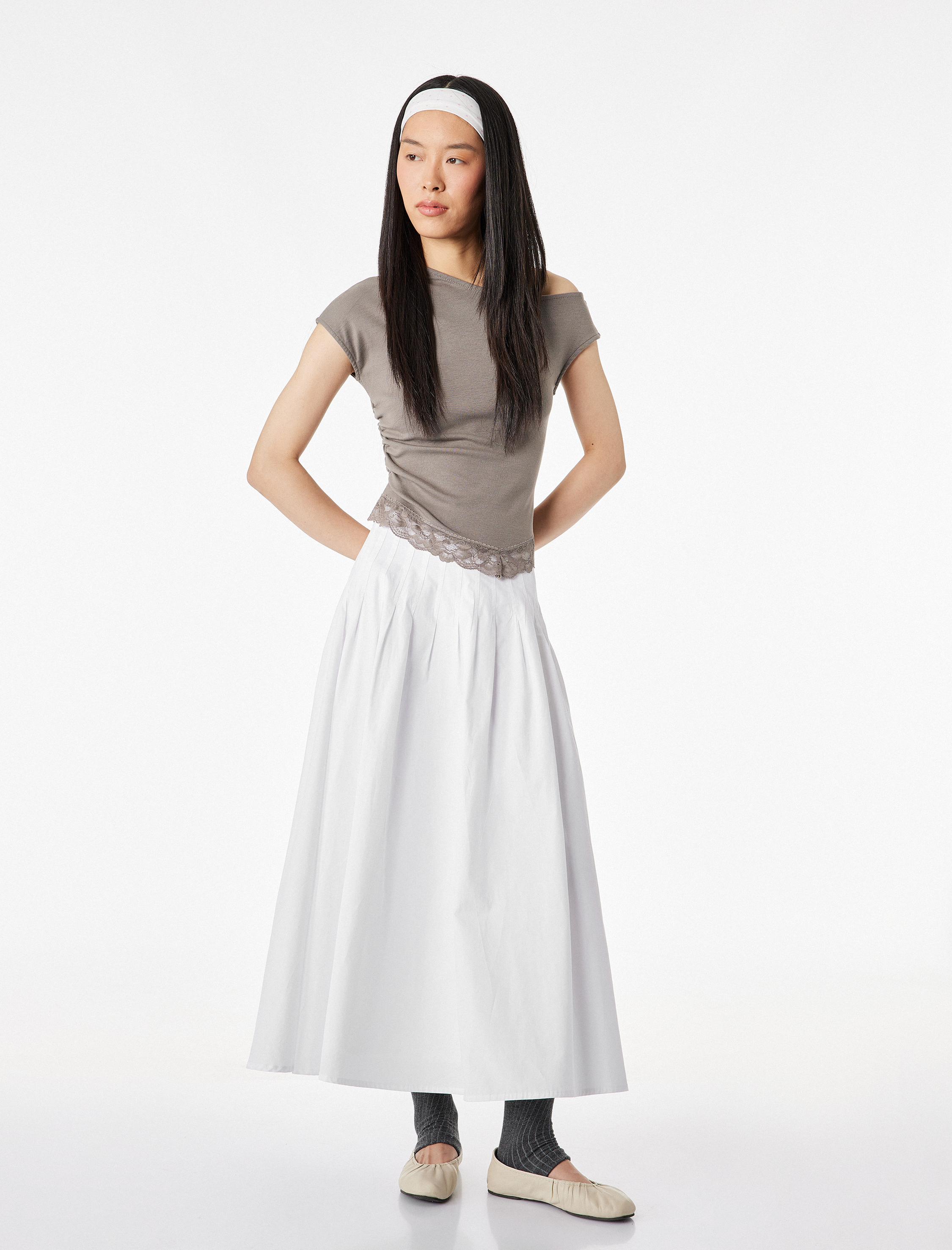   Dantel Detaylı Kısa Kollu Asimetrik Yaka Drapeli Omzu Açık Tişört