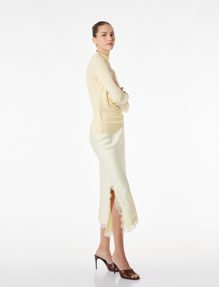  Slim Fit Yırtmaçlı Asimetrik Kesim Dantel Detaylı Midi Saten Etek