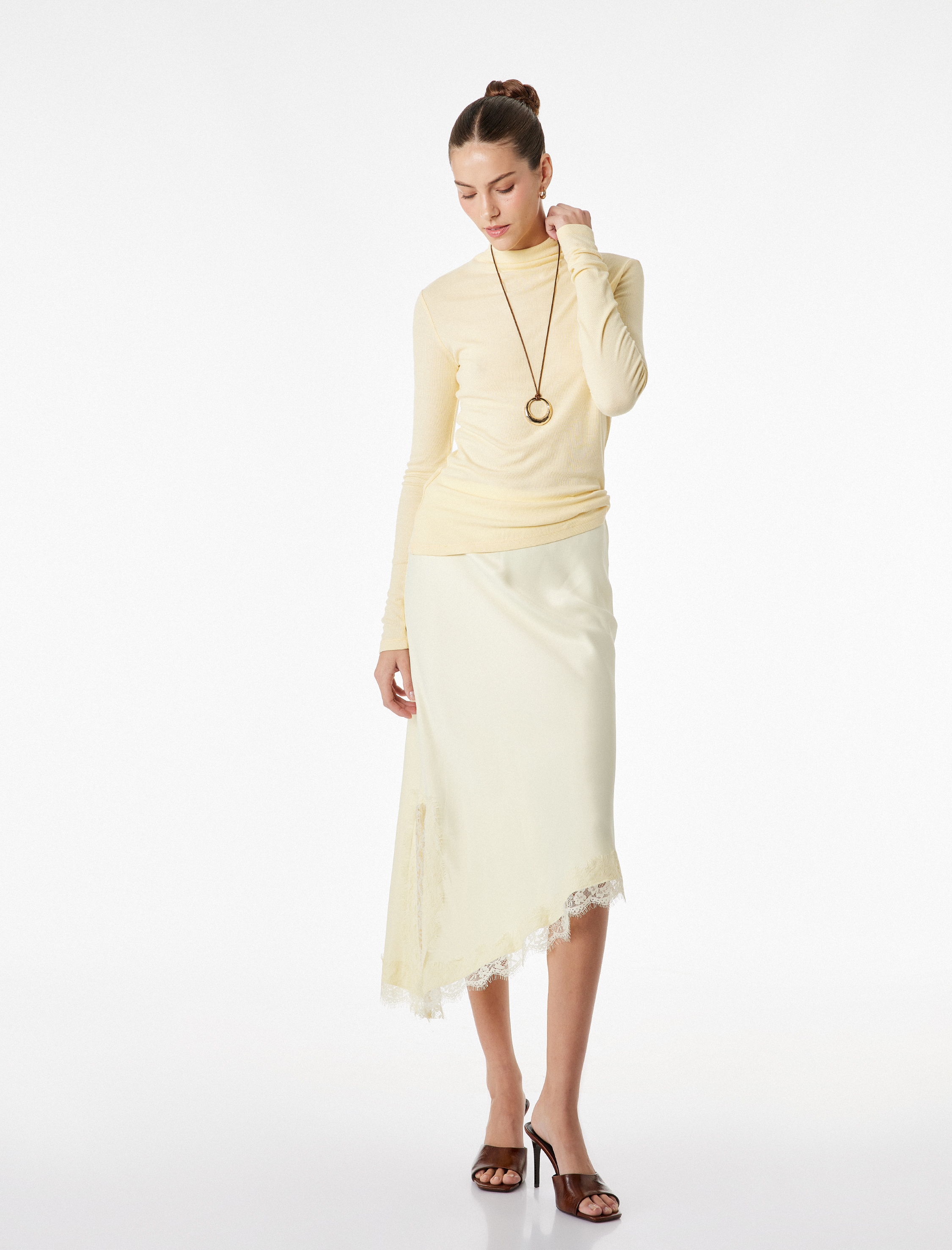   Slim Fit Yırtmaçlı Asimetrik Kesim Dantel Detaylı Midi Saten Etek