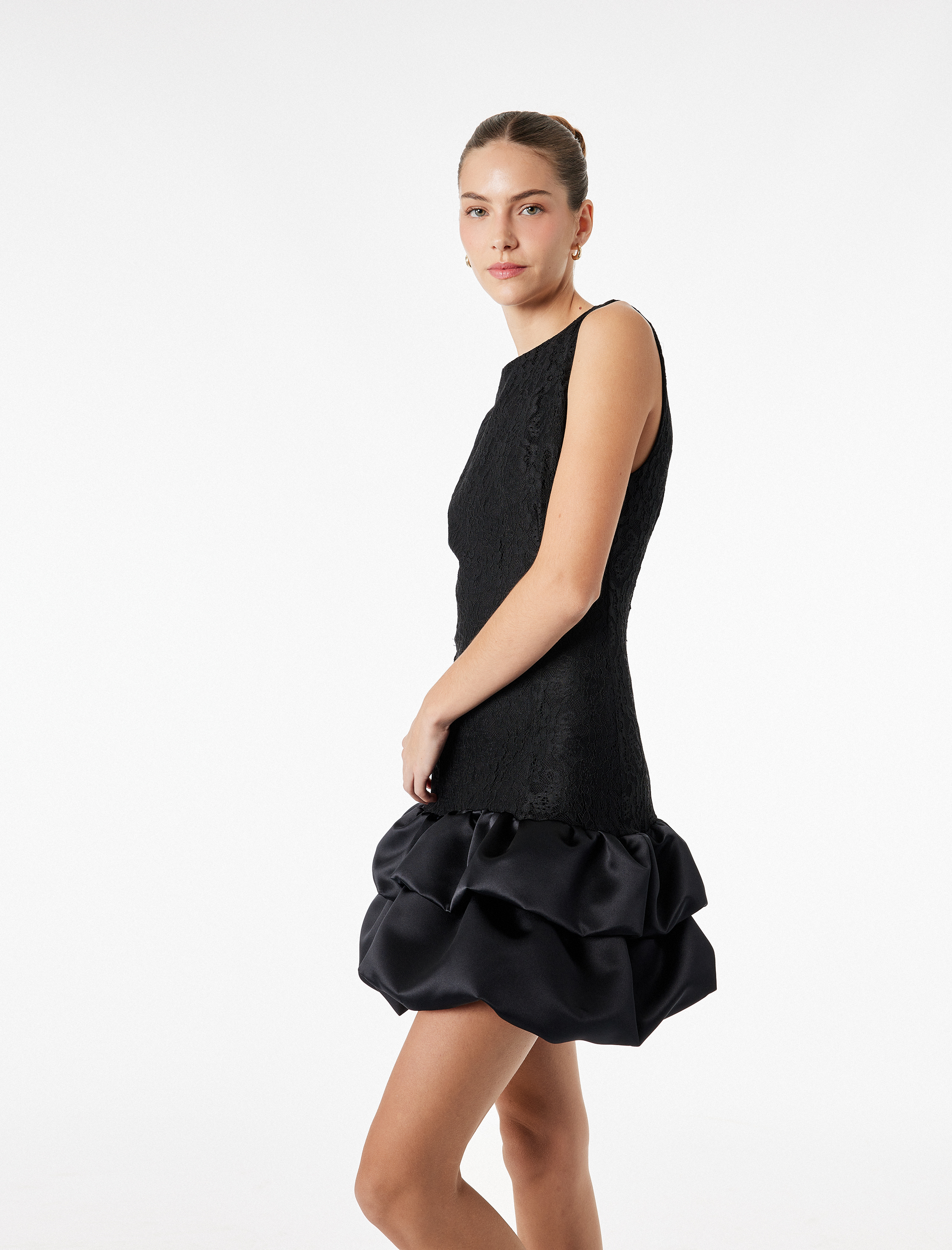   Slim Fit Kolsuz Bisiklet Yaka Dantel Volanlı Mini Elbise