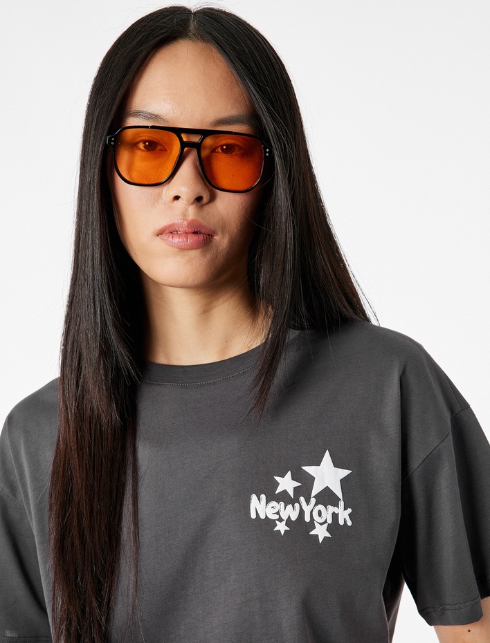  Rahat Kalıp Kısa Kollu Bisiklet Yaka Arkası Baskılı Pamuklu Tişört