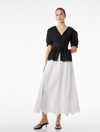 Pamuklu Slim Fit V Yaka Dantelli Kısa Balon Kollu Bluz