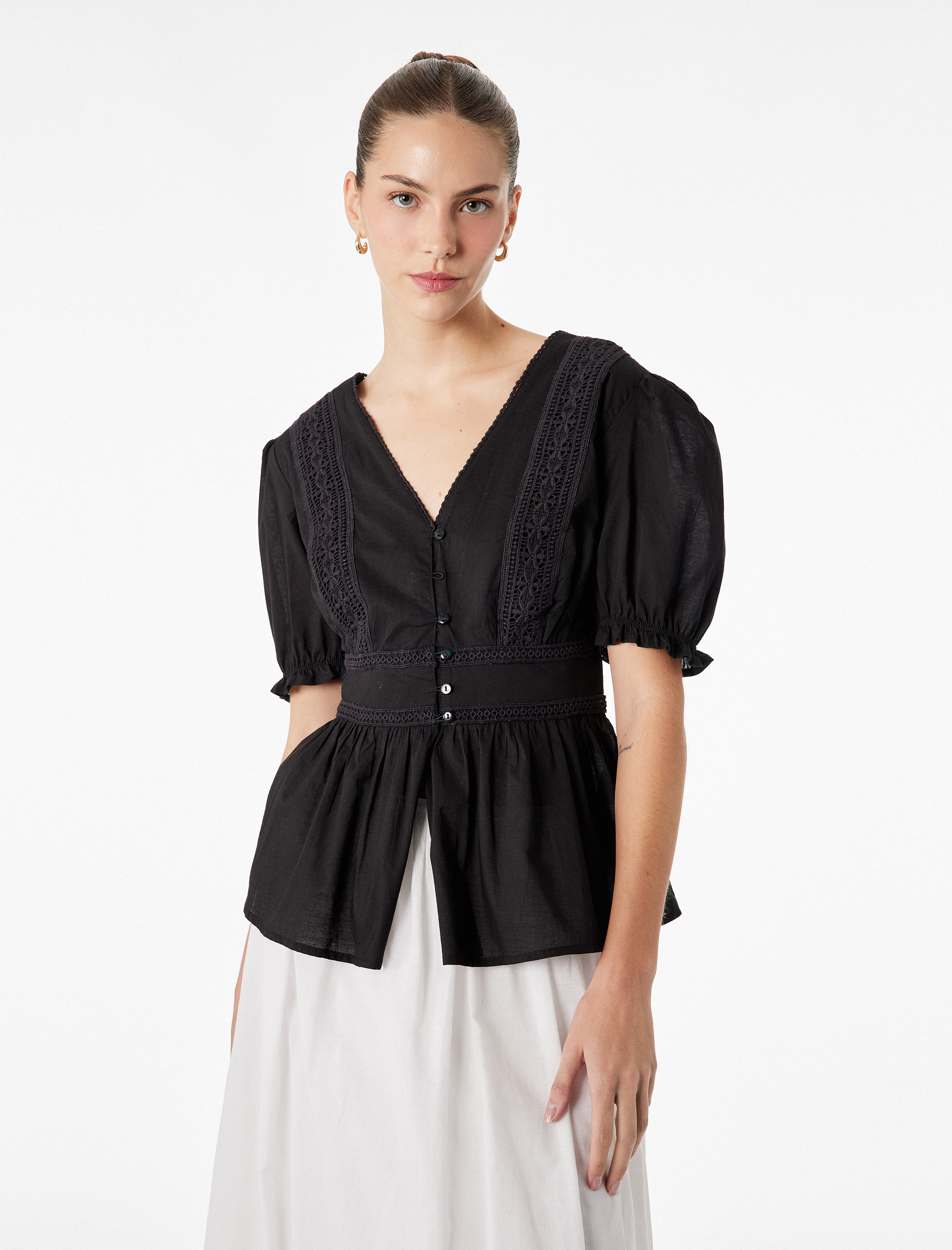   Pamuklu Slim Fit V Yaka Dantelli Kısa Balon Kollu Bluz