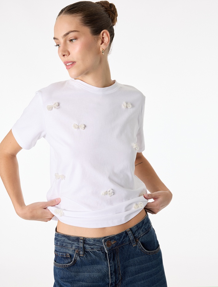  Fiyonk Boncuk Detaylı Kısa Kollu Bisiklet Yaka Tişört
