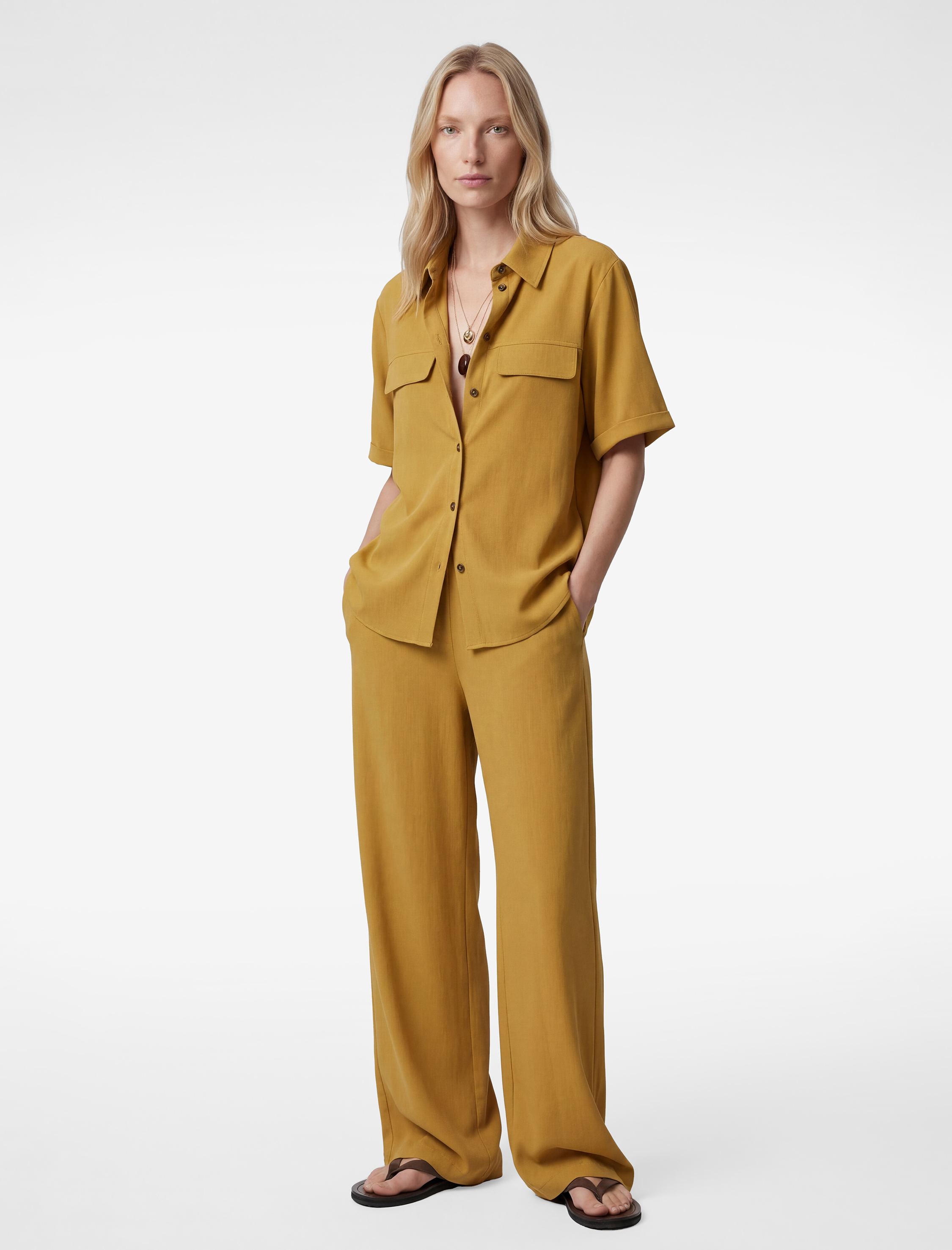 Viskon Karışımlı Düğmeli Cep Detaylı Kısa Kollu Gömlek Yaka Bluz - Görsel 4