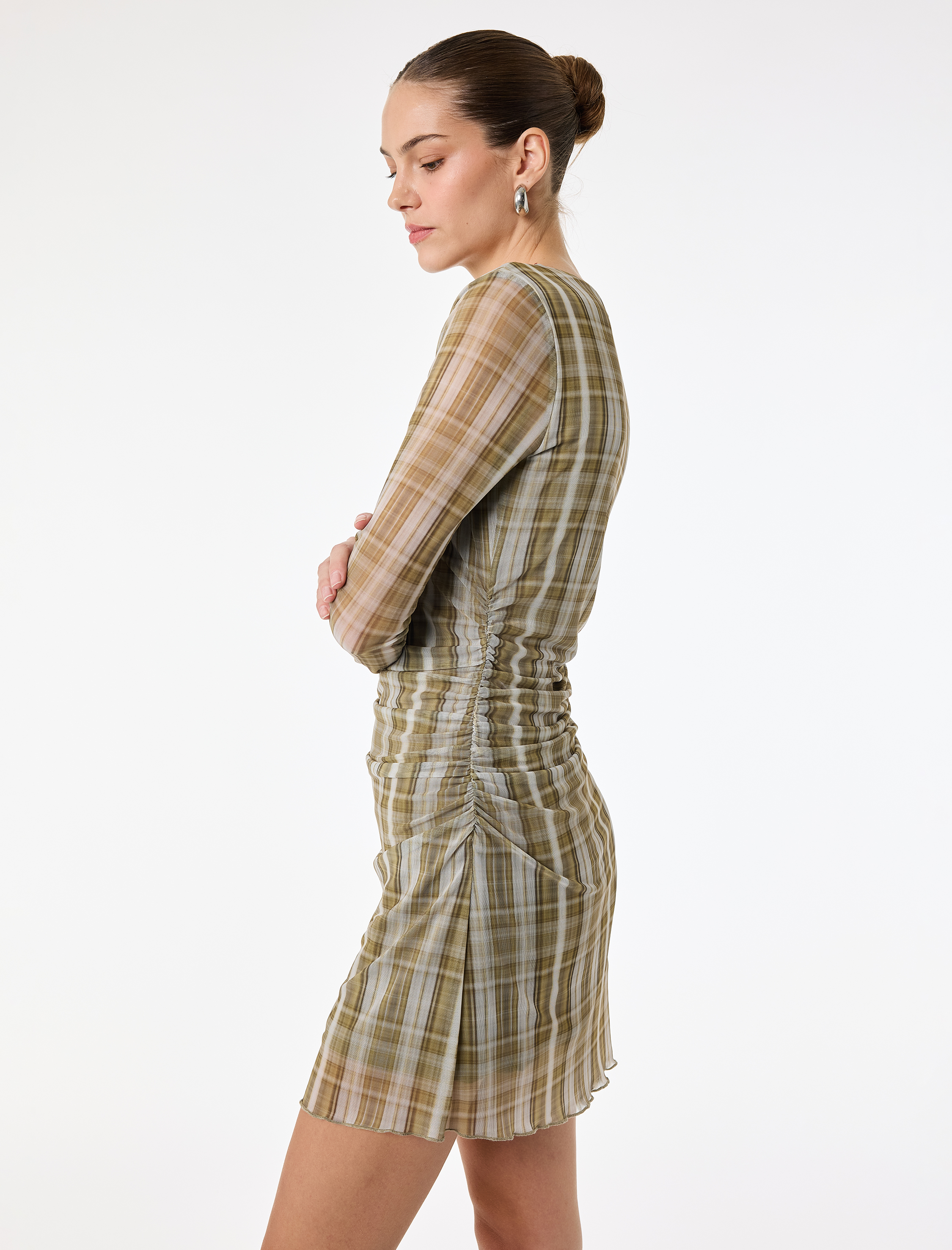 Slim Fit Uzun Kollu Yuvarlak Yaka Drapeli Detaylı Mini Ekose Tül Elbise - Görsel 4