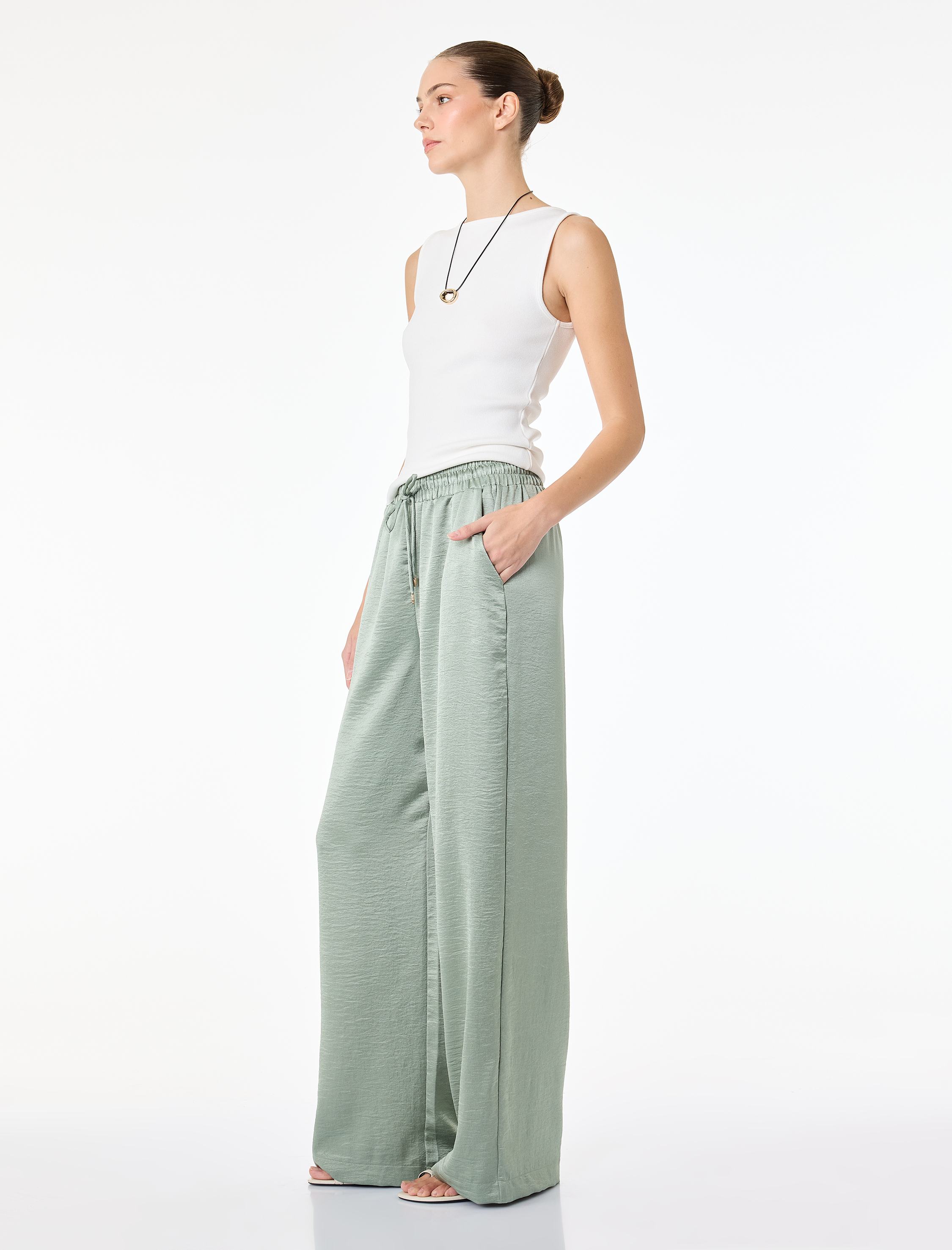   Beli Lastikli Bağlamalı Cepli Düz Geniş Paça Dokulu Saten Pantolon