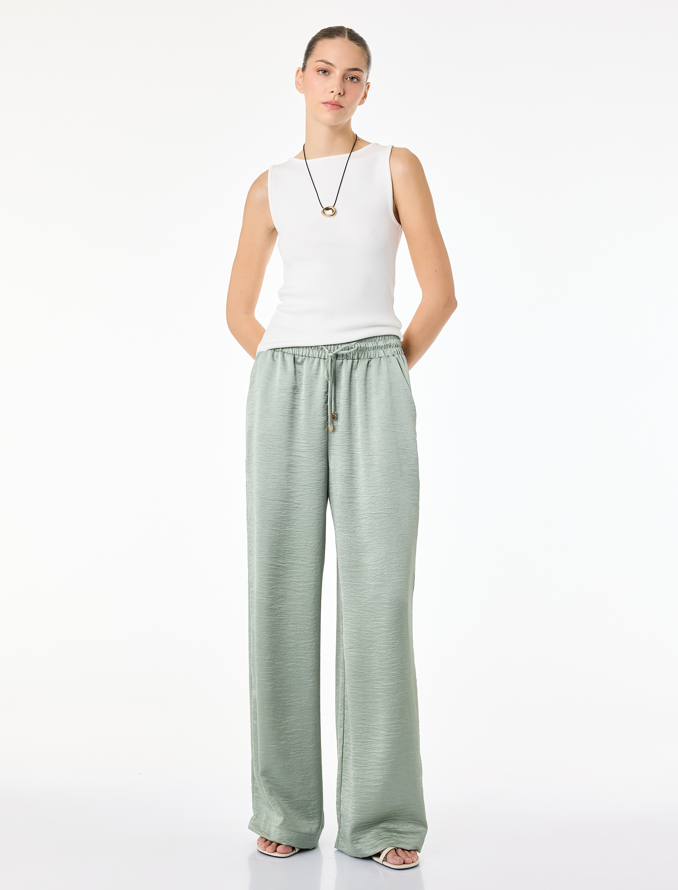   Beli Lastikli Bağlamalı Cepli Düz Geniş Paça Dokulu Saten Pantolon