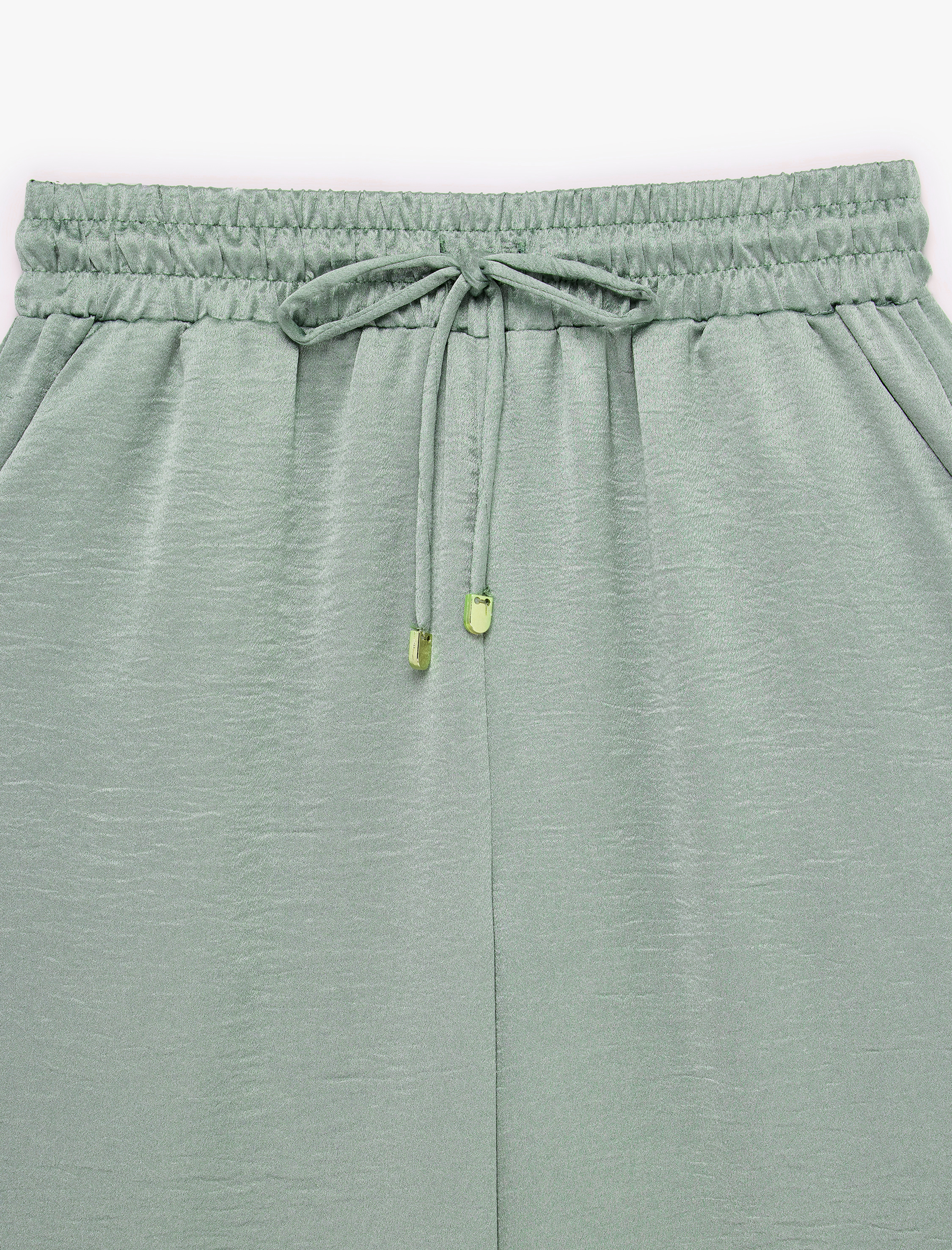   Beli Lastikli Bağlamalı Cepli Düz Geniş Paça Dokulu Saten Pantolon