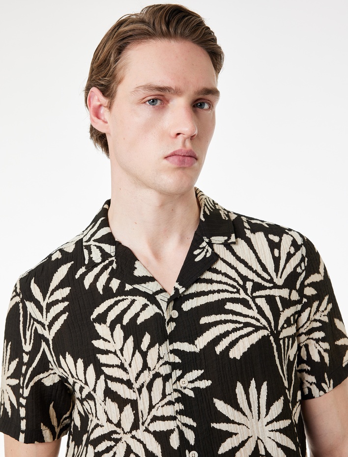  Regular Fit Kısa Kollu Viskon Devrik Yaka Palmiye Desenli Gömlek