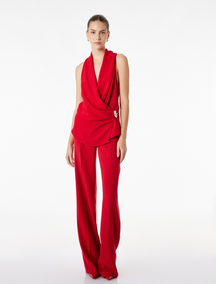  Metal Aksesuarlı Kruvaze Yaka Kolsuz Krep Bluz