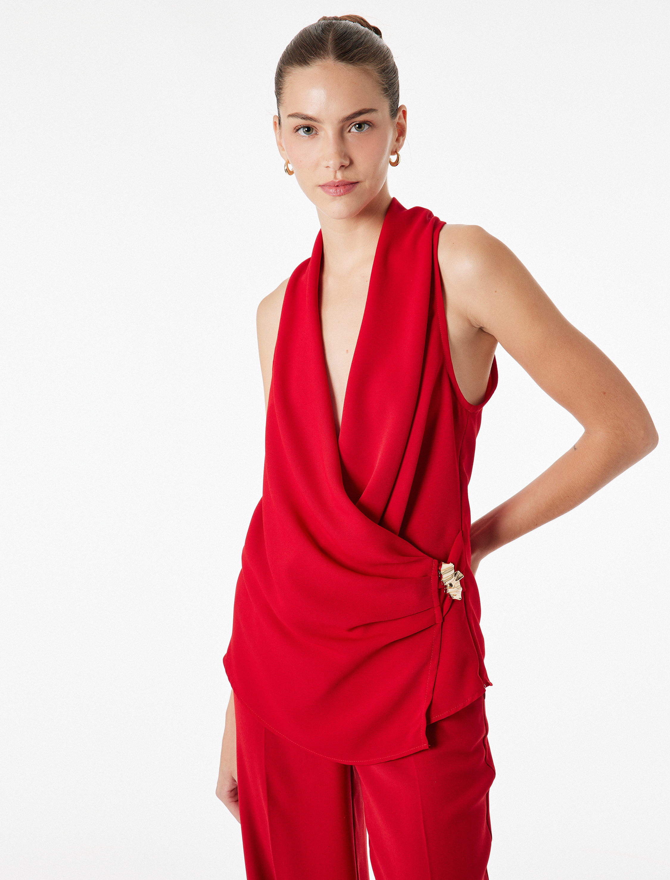   Metal Aksesuarlı Kruvaze Yaka Kolsuz Krep Bluz