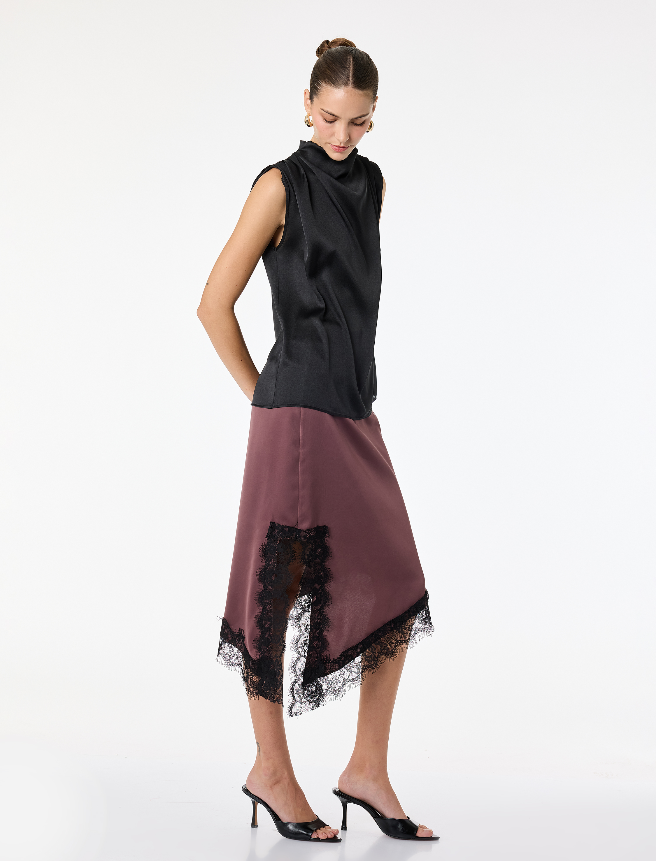   Asimetrik Kesim Normal Bel Dantel Detaylı Saten Etek