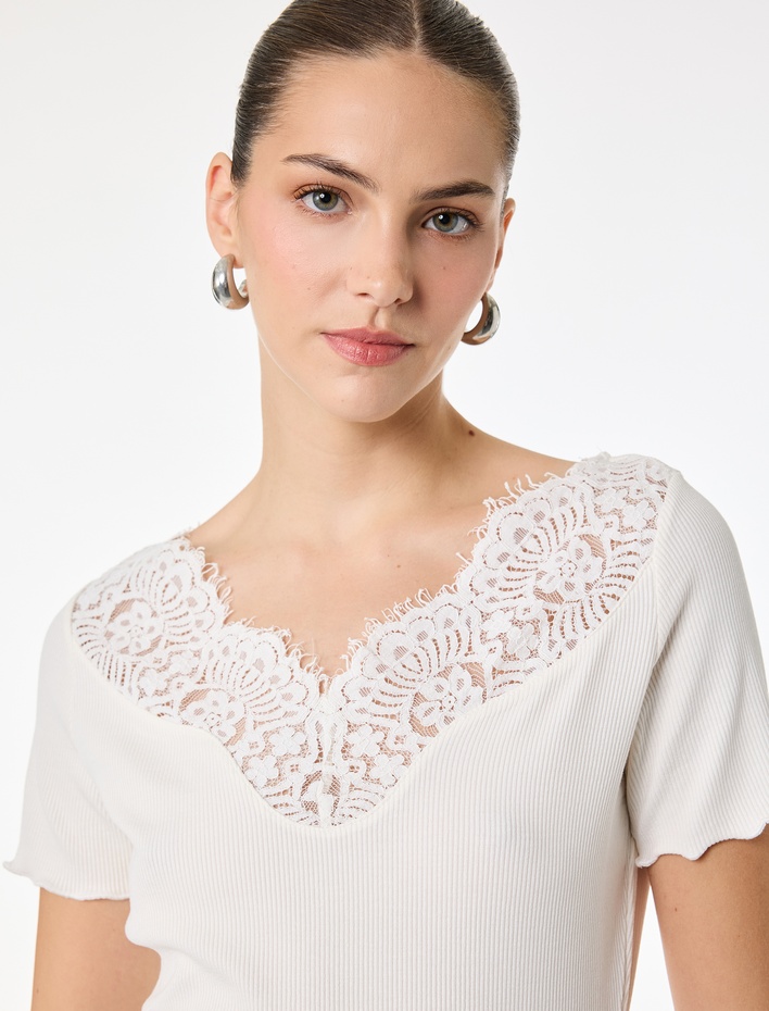  Viskon Slim Fit Kısa Kollu V Yaka Dantel Detaylı Tişört