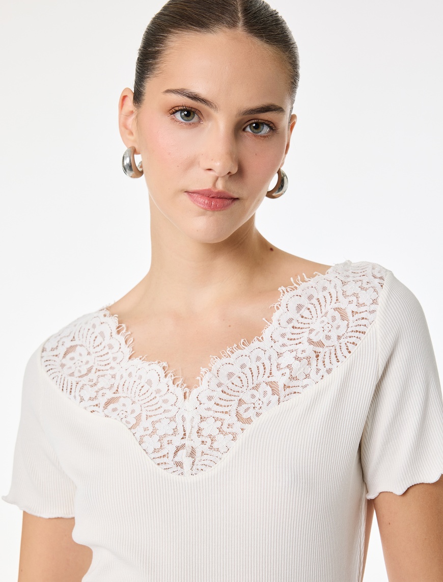 Koton Kadın Slim Fit Kısa Kollu V Yaka Dantel Detaylı T-Shirt