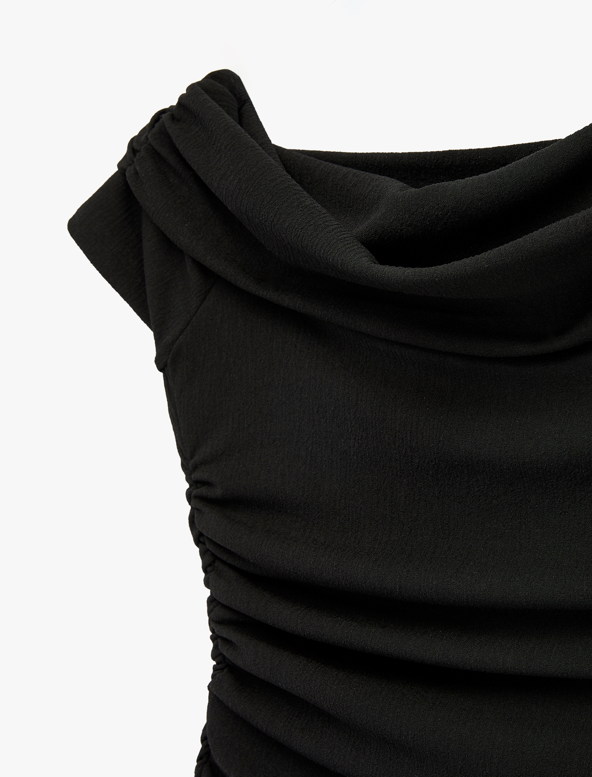   Drape Detaylı Kolsuz Omzu Açık Madonna Yaka Mini Krep Elbise