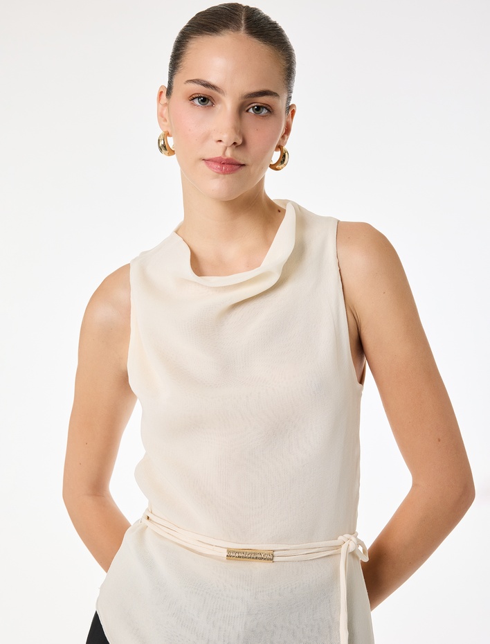  Kemer Detaylı Metal Aksesuarlı Kolsuz Asimetrik Degaje Yaka Bluz