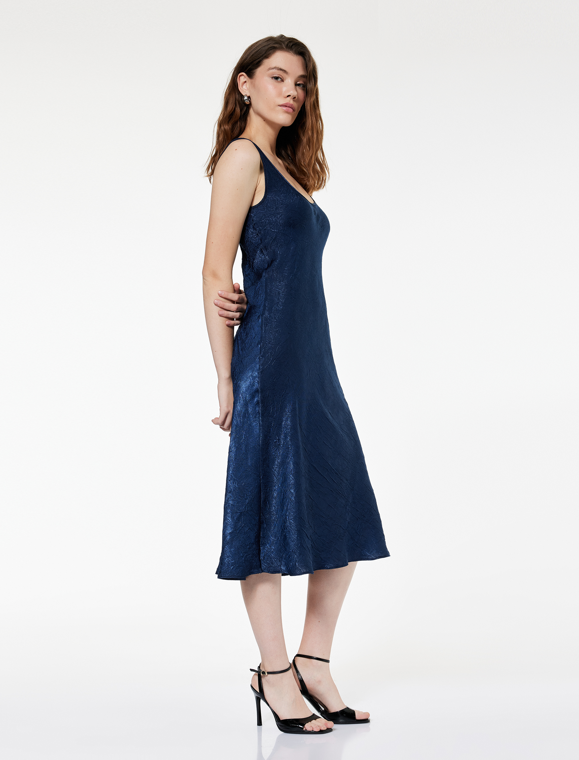   Slim Fit Kolsuz U Yaka Kalın Askılı Uzun Saten Elbise