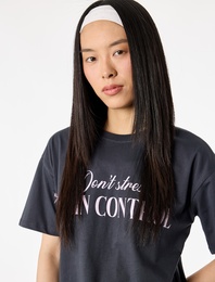 Rahat Kalıp Kısa Kollu Bisiklet Yaka Pamuklu Baskılı Fiyonklu Tişört